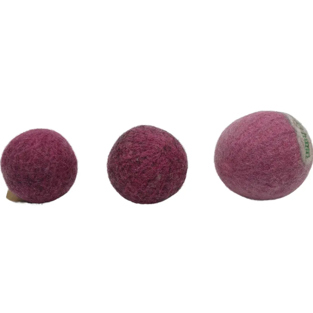 Pinker Hundeball aus Schafwolle