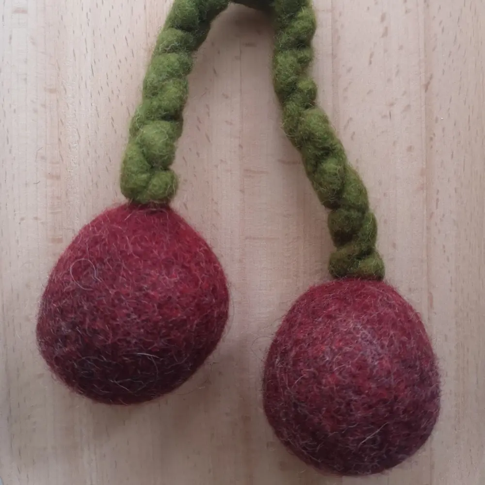 Hundespielzeug Kirschen aus Wollfilz - Hochkant Ansicht