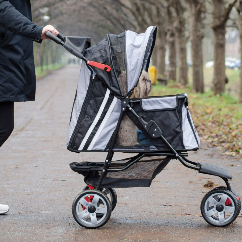 InnoPet All Terrain Hundebuggy schwarz silber Seitenansicht mit Hund