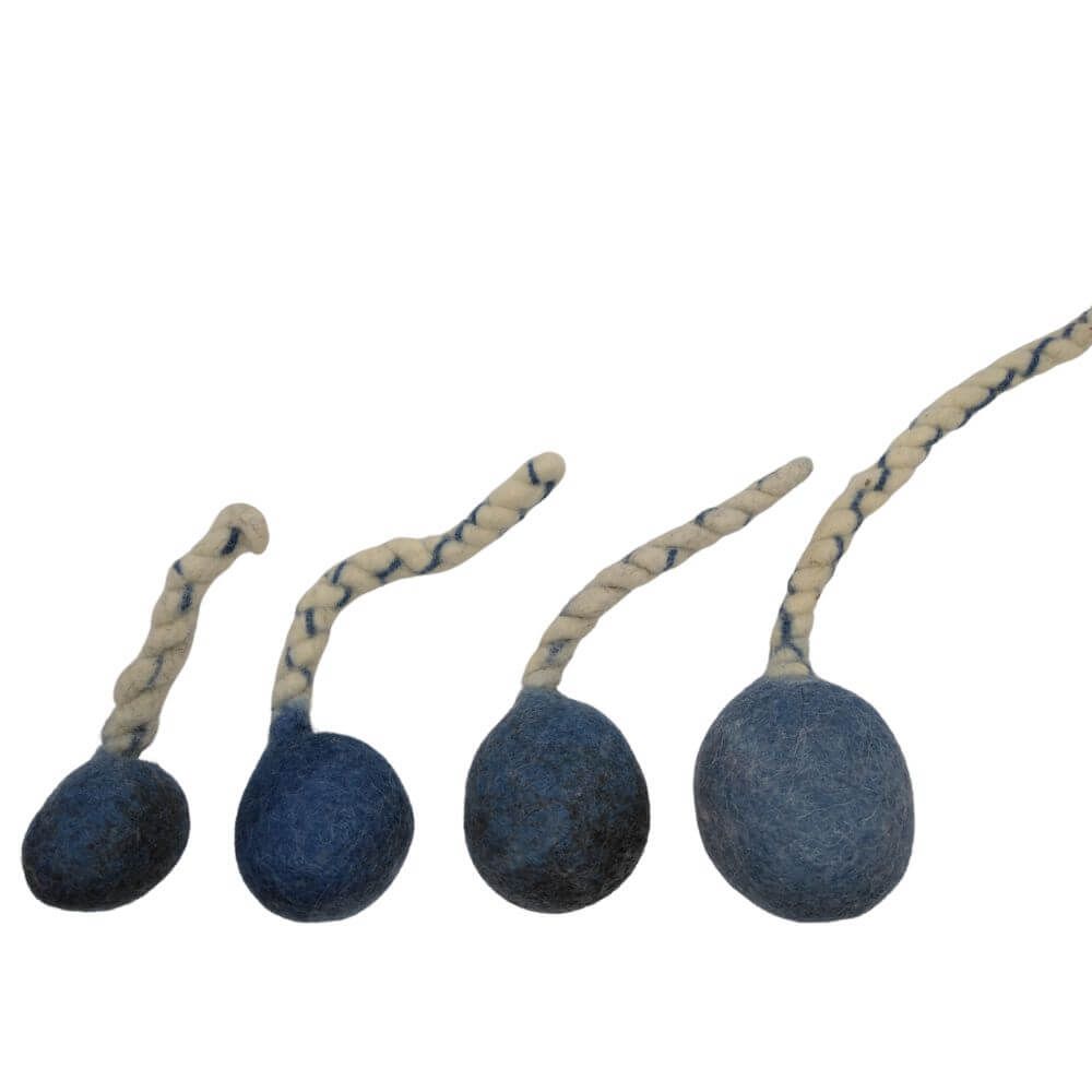 Hundespielzeug Schleuderball Robust blau aus Bio-Wollfilz in vier Größen