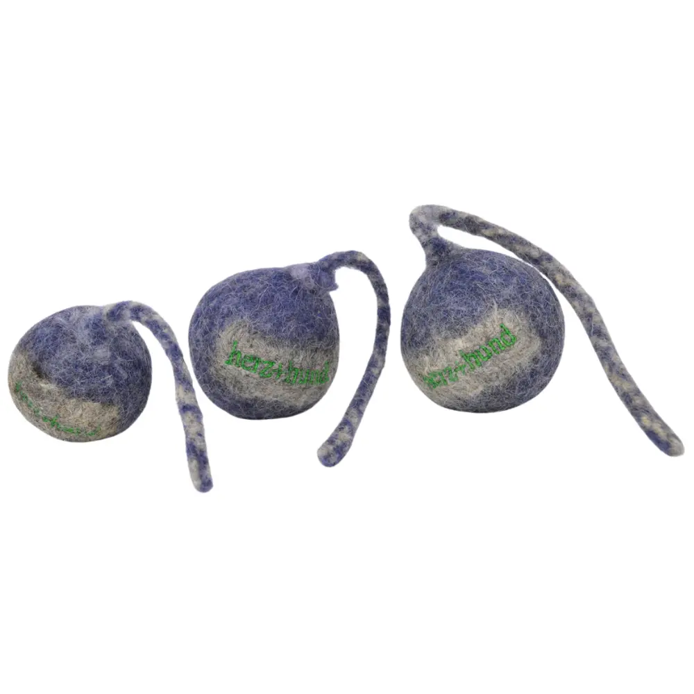 Schleuderball blau mit Wurfleine für Hunde aus Bio-Wollfilz