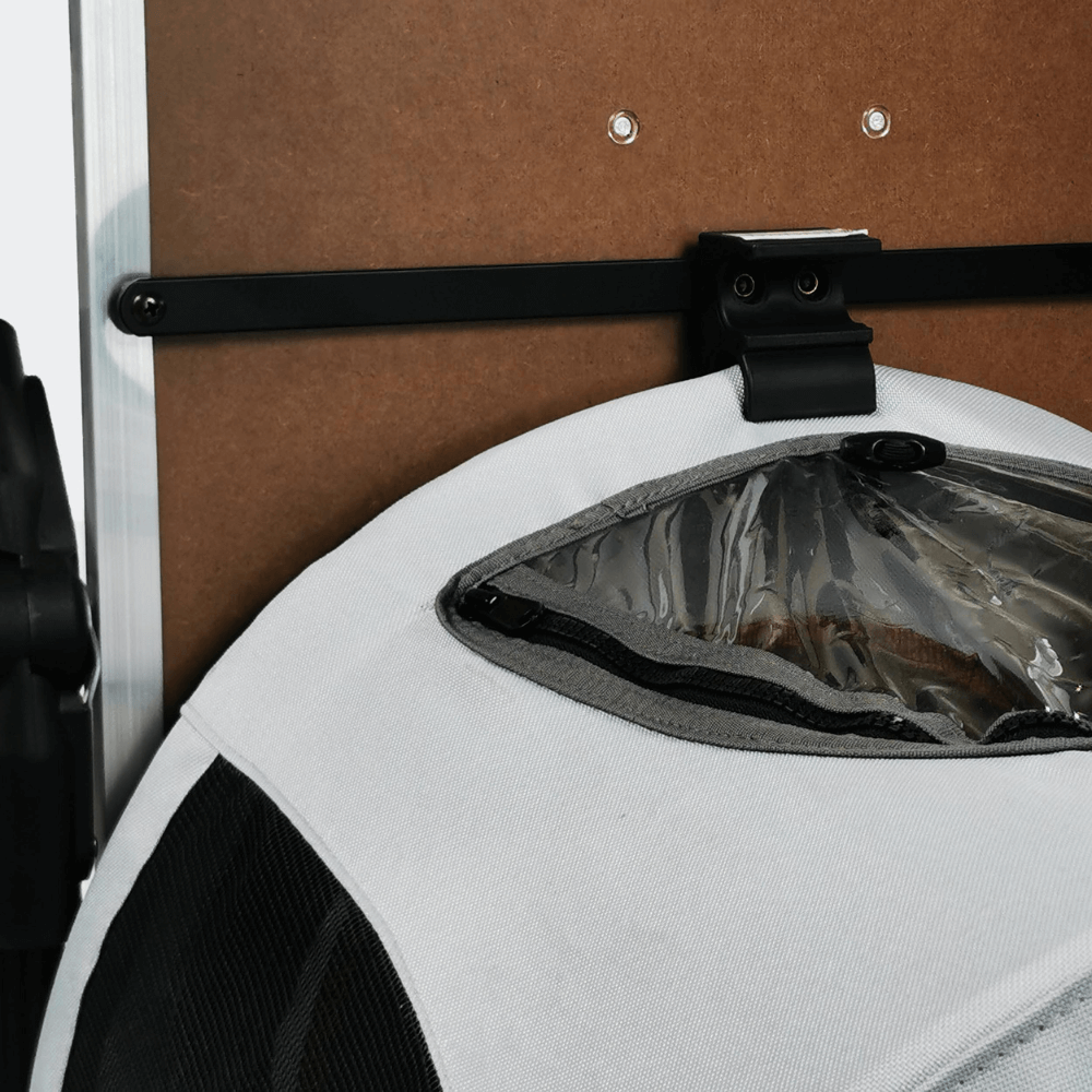 Trimmtisch-Aufsatz am Hundebuggy montiert